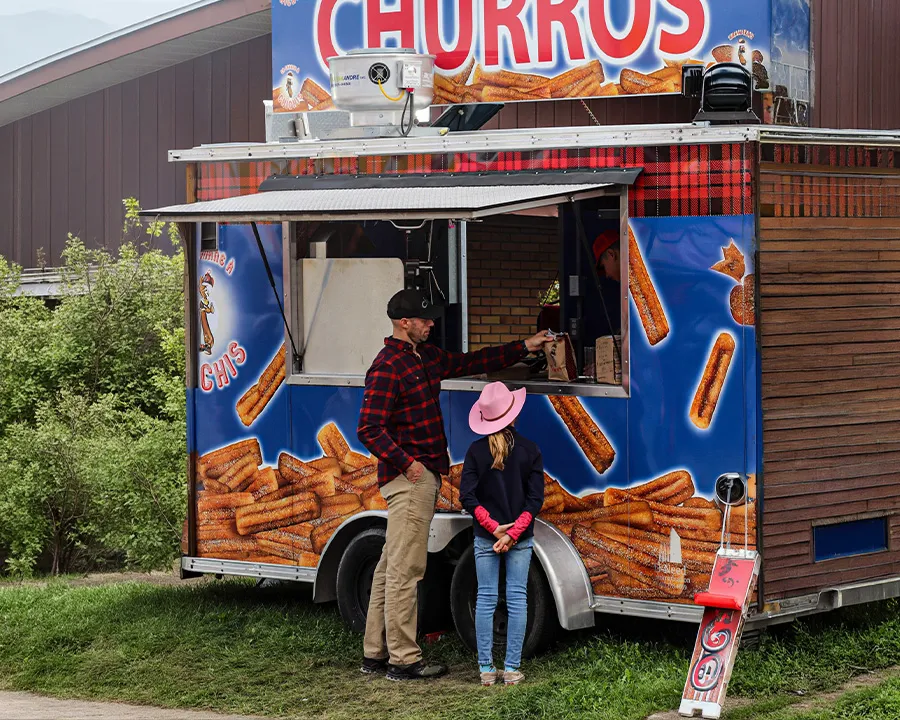 Un père et sa fille mangent des churros